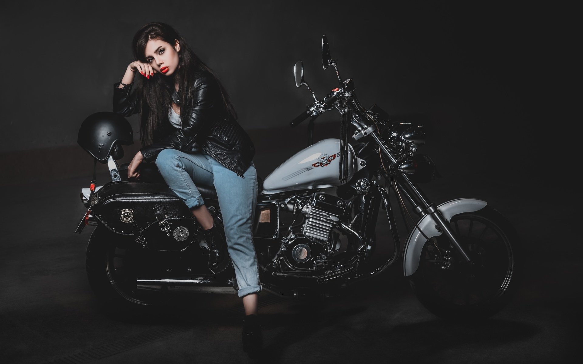 Biker girls: style and drive brings the glow — live moments in Tabuk